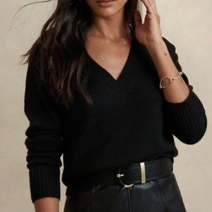 Banana Republic Factory black v-neck sweater, size L